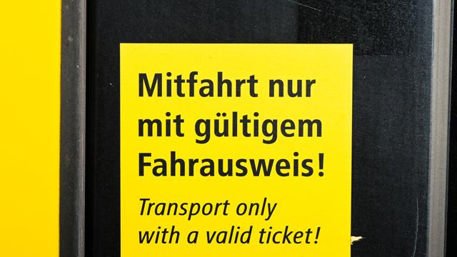 Auf einem Schild an einer Bahn steht "Mitfahrt nur mit gültigem Fahrausweis!"