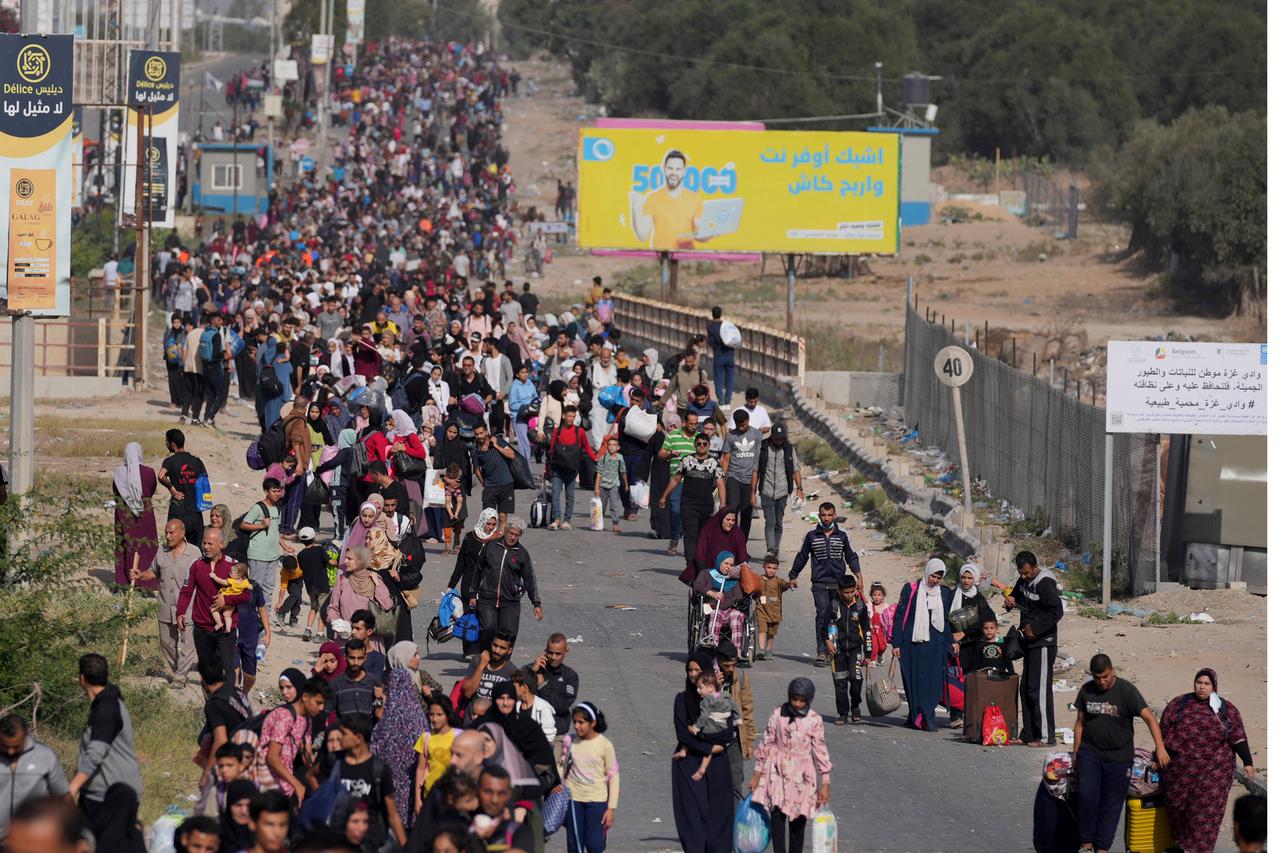 Hunderte Palästinenser laufen eine Straße entlang, um in den südlichen Gazastreifen zu gelangen.