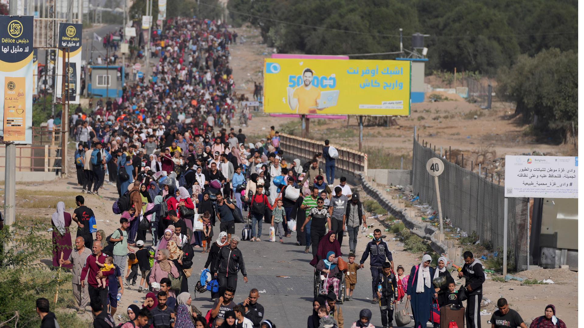 Hunderte Palästinenser laufen eine Straße entlang, um in den südlichen Gazastreifen zu gelangen.