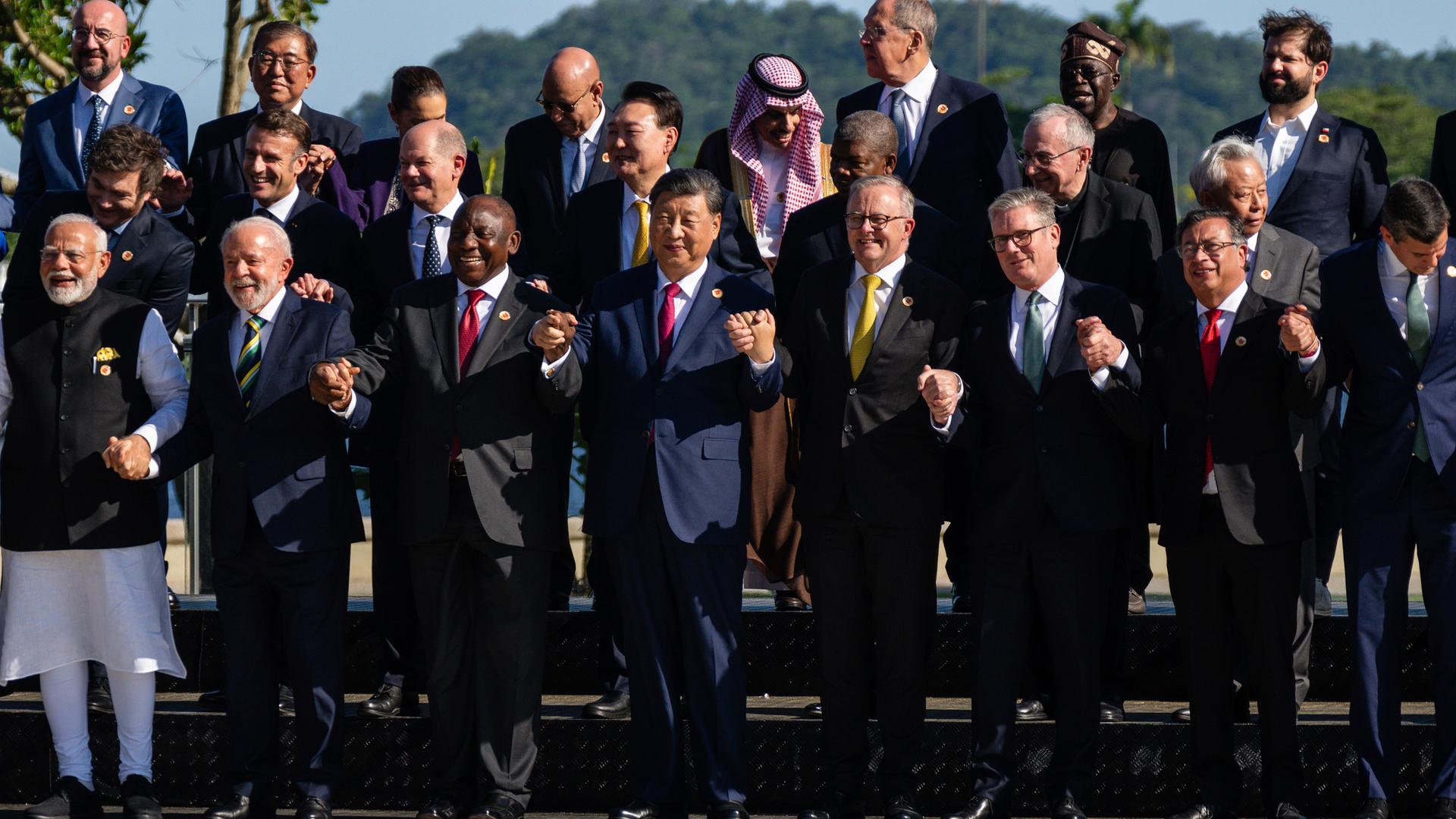 Die G20-Staats- und Regierungschefs stehen für ein Gruppenfoto zusammen.