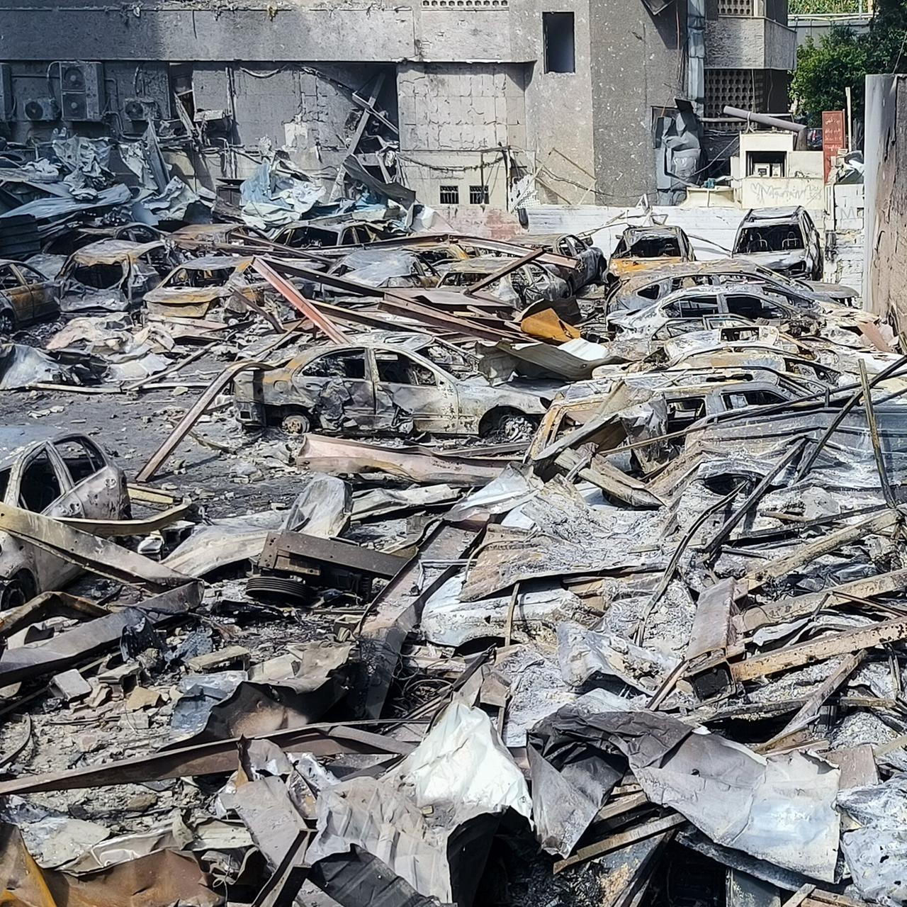 Blick auf beschädigte Fahrzeuge im Viertel Al Mazraa nach einem israelischen Luftangriff im Libanon.