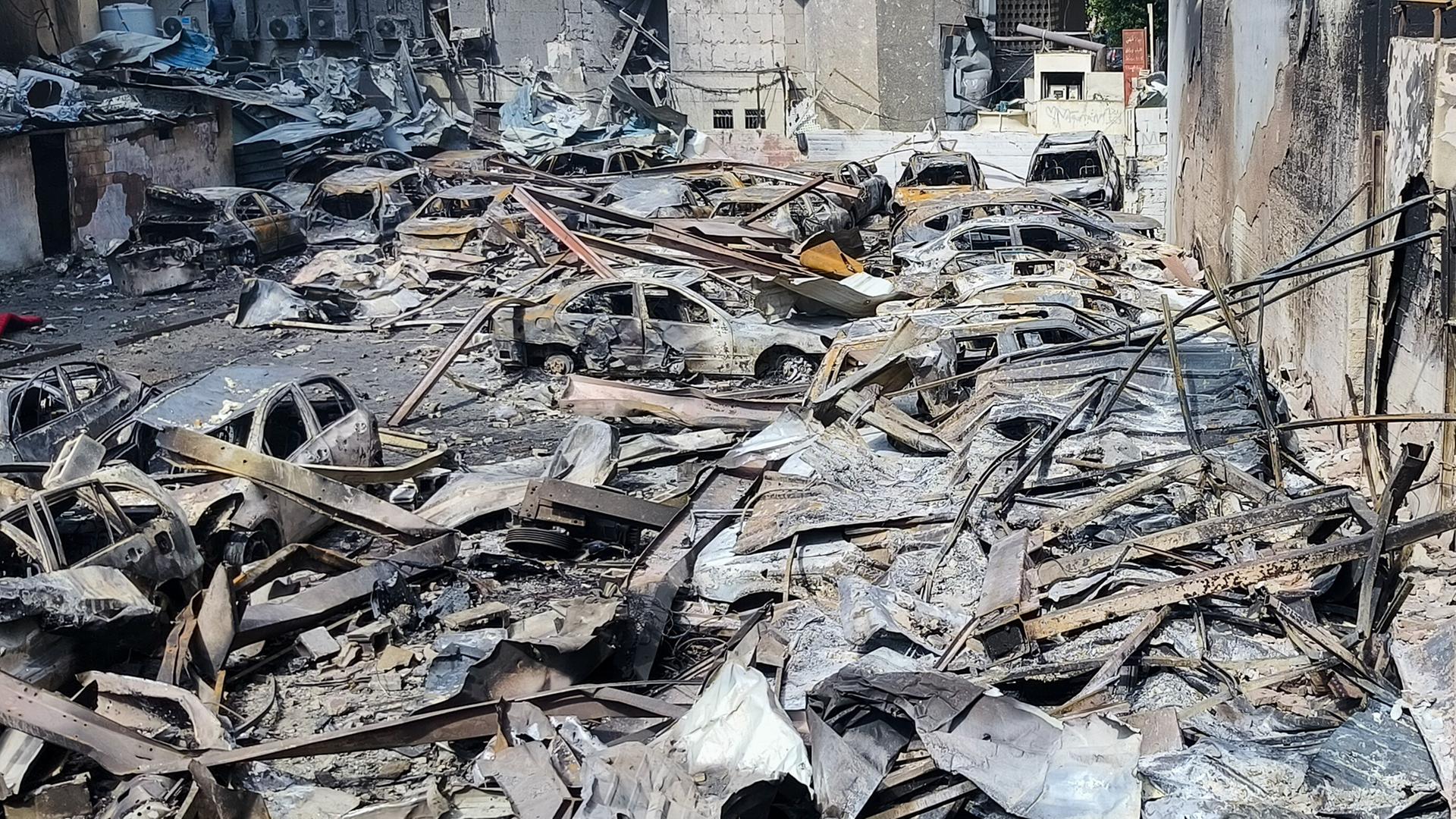 Blick auf beschädigte Fahrzeuge im Viertel Al Mazraa nach einem israelischen Luftangriff im Libanon.