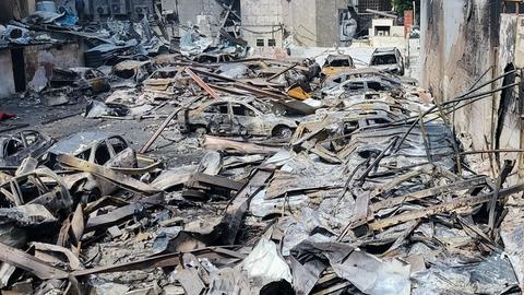 Blick auf beschädigte Fahrzeuge im Viertel Al Mazraa nach einem israelischen Luftangriff im Libanon.
