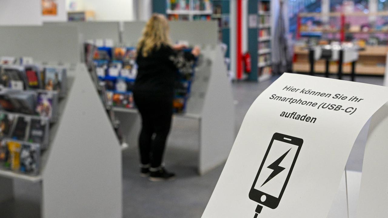 Die Gottfried-Benn-Bibliothek bietet Menschen im Gebiet ohne Strom die Möglichkeit, Smartphones zu laden. Zu sehen ist ein Aushang mit einem Hinweis darauf. 