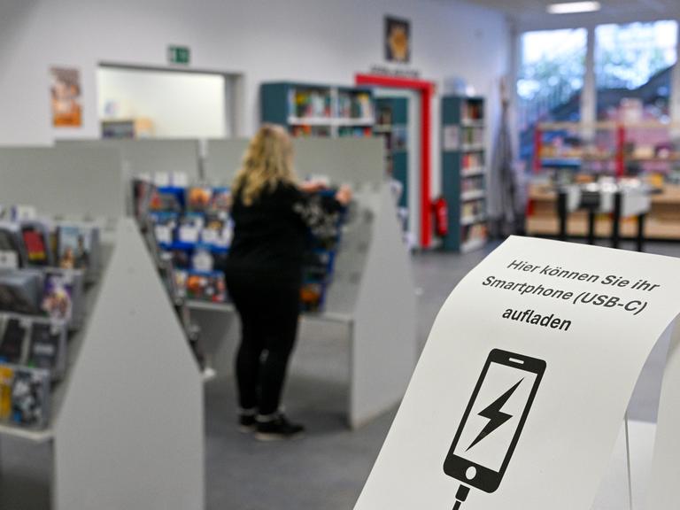 Die Gottfried-Benn-Bibliothek bietet Menschen im Gebiet ohne Strom die Möglichkeit, Smartphones zu laden. Zu sehen ist ein Aushang mit einem Hinweis darauf. 