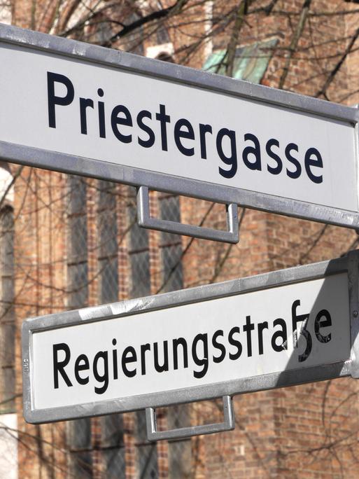Die Stravüenecke Priestergasse / Regierungsstraße in Frankfurt (Oder) erweckt den Eindruck einer engen Verbindung zwischen Staat und Kirche im säkularen Deutschland