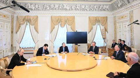 Der russische Präsident Wladimir Putin (links), sein Berater Juri Uschakow (3. von links), Steve Witkoff (2. von rechts) – Sondergesandter des US-Präsidenten für Friedensmissionen – sowie Kirill Dmitrijew (rechts), russischer Sonderbeauftragter des Präsidenten für Investitionen und wirtschaftliche Zusammenarbeit mit dem Ausland, sind hier während eines Treffens im Konstantin-Palast zu sehen.