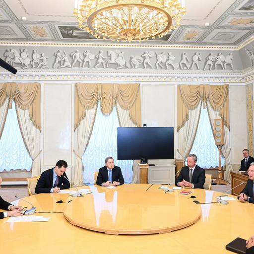 Der russische Präsident Wladimir Putin (links), sein Berater Juri Uschakow (3. von links), Steve Witkoff (2. von rechts) – Sondergesandter des US-Präsidenten für Friedensmissionen – sowie Kirill Dmitrijew (rechts), russischer Sonderbeauftragter des Präsidenten für Investitionen und wirtschaftliche Zusammenarbeit mit dem Ausland, sind hier während eines Treffens im Konstantin-Palast zu sehen.