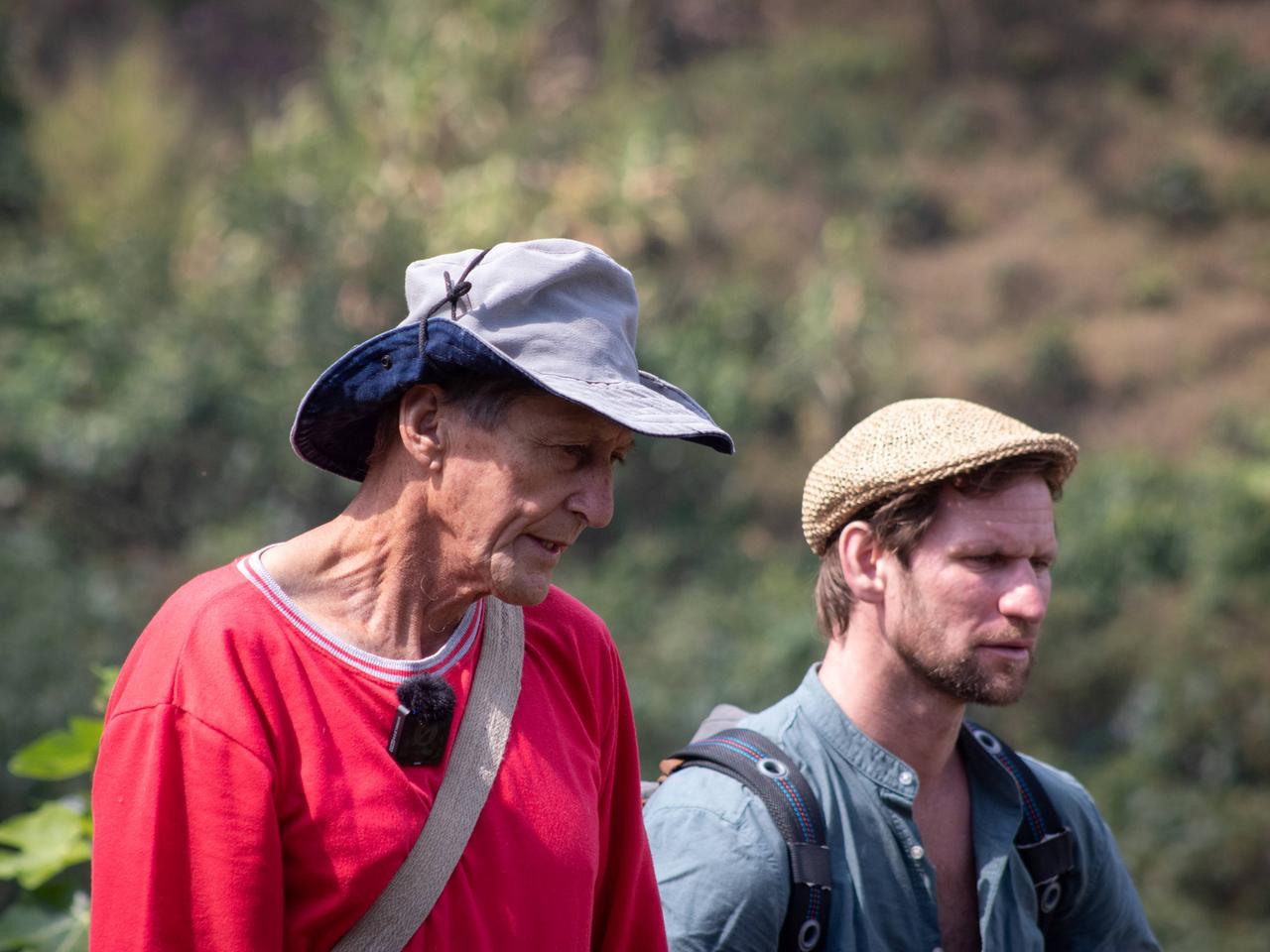Kaffeebauer Miguel Hernández zeigt Autor Étienne Roeder die Kaffeesträucher seiner Finca