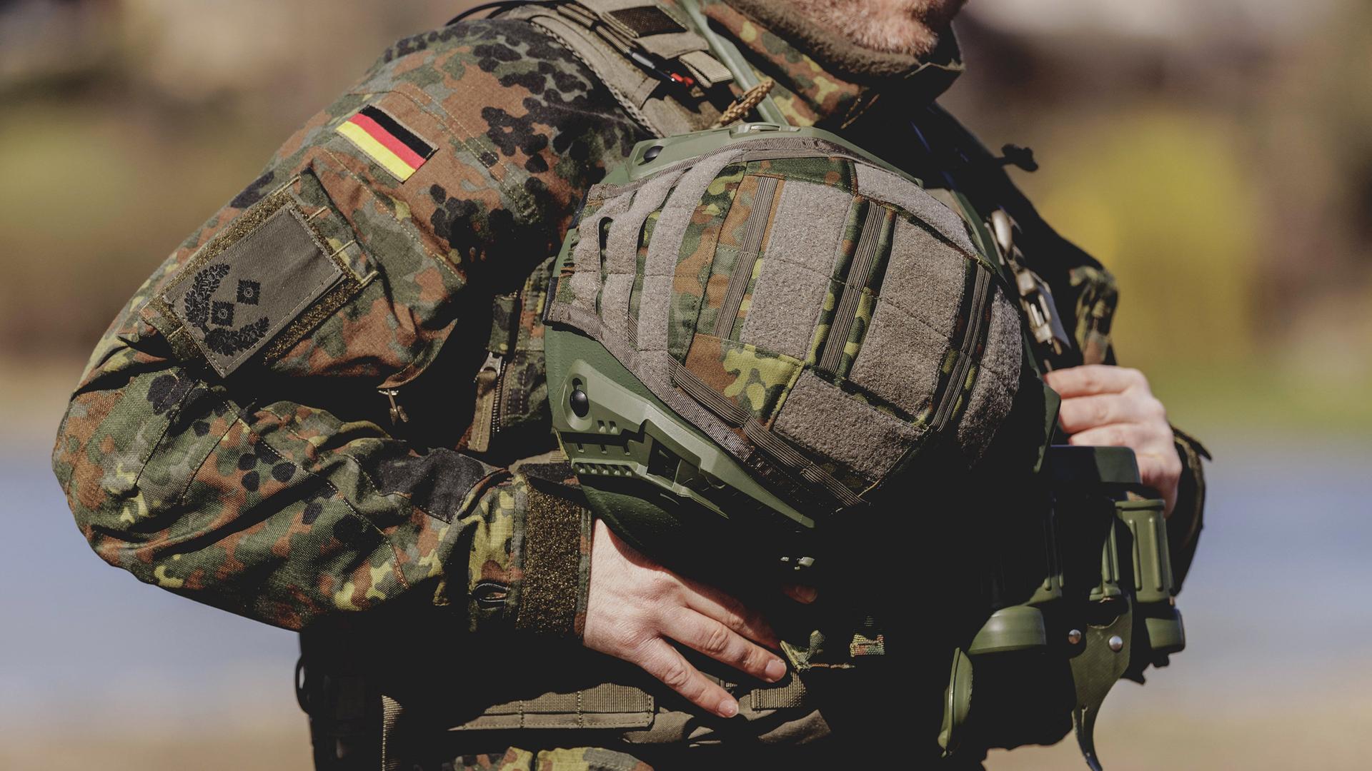 Ein deutscher Bundeswehrsoldat mit Helm, 2024.