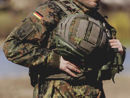 Ein deutscher Bundeswehrsoldat mit Helm, 2024.