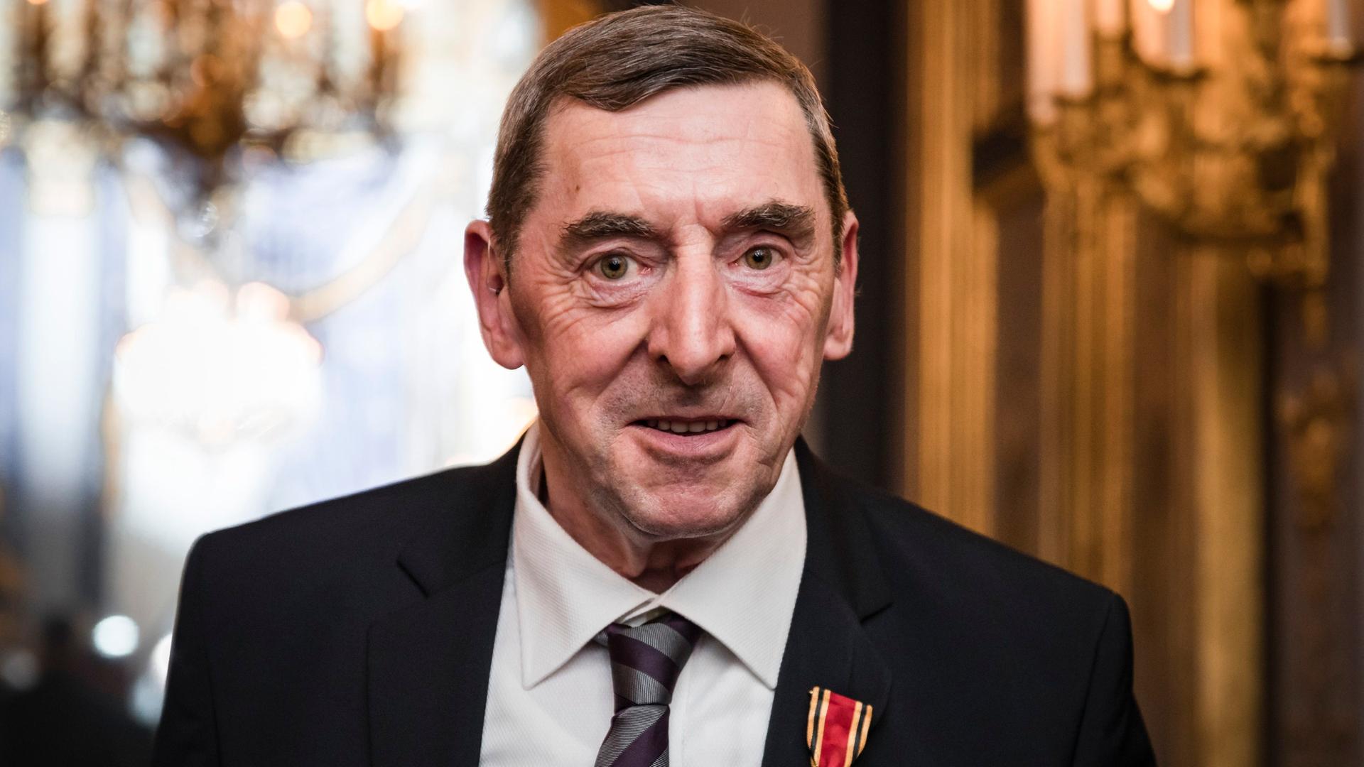 Frankreich, Paris: Daniel Nivel trägt das Bundesverdienstkreuz, das er im Palais Beauharnais von Bundesaußenminister Maas überreicht bekommen hat.