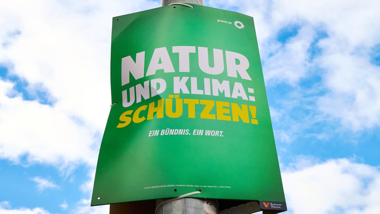 Das Wahlplakat der Grünen hängt an einer Straßenlaterne: "Natur und Klima: Schützen!"