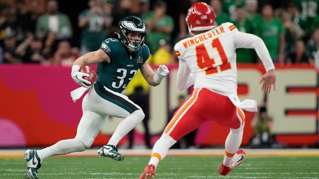 Ein Spieler von den Philadelphia Eagles rennt neben einem Spieler von den Kansas City Chiefs