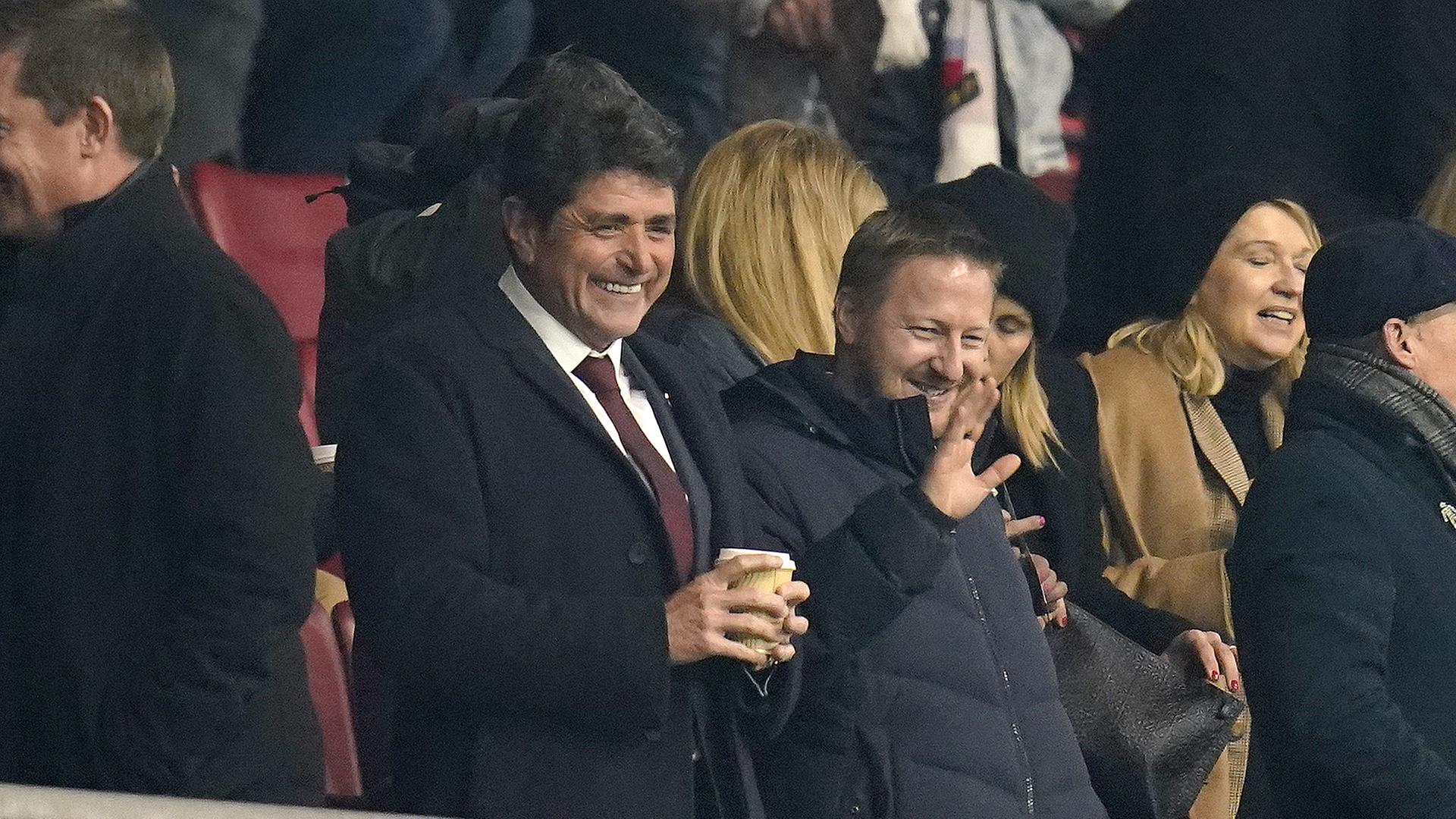 Der serbische Medienmogul Dragan Solak (links) steht lächelnd mit einem Kaffeebecher in der Hand auf der Tribüne des Stadions des FC Southhampton