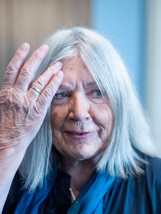 Die Schriftstellerin Helga Schubert streift sich während der Eröffnung des 25. Bundeskongress der Landesbeauftragten zur Aufarbeitung der SED-Diktatur und der Bundesstiftung Aufarbeitung mit der rechten Hand die Haare zurück. Sie trägt einen Ehering. Die Schriftstellerin Helga Schubert streift sich während der Eröffnung des 25. Bundeskongress der Landesbeauftragten zur Aufarbeitung der SED-Diktatur und der Bundesstiftung Aufarbeitung mit der rechten Hand die Haare zurück. Sie trägt einen Ehering.