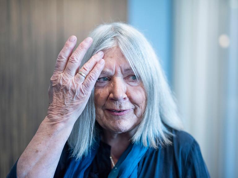 Die Schriftstellerin Helga Schubert streift sich während der Eröffnung des 25. Bundeskongress der Landesbeauftragten zur Aufarbeitung der SED-Diktatur und der Bundesstiftung Aufarbeitung mit der rechten Hand die Haare zurück. Sie trägt einen Ehering. Die Schriftstellerin Helga Schubert streift sich während der Eröffnung des 25. Bundeskongress der Landesbeauftragten zur Aufarbeitung der SED-Diktatur und der Bundesstiftung Aufarbeitung mit der rechten Hand die Haare zurück. Sie trägt einen Ehering.