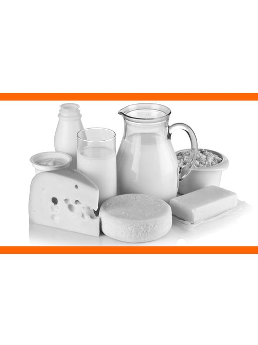 Schwarz-weißes Bild verschiedener Milchprodukte vor weißem Hintergrund im mittleren Drittel des Bildes. Die beiden weißen Bilddrittel oben und unten sind mit orangenen Streifen abgetrennt.