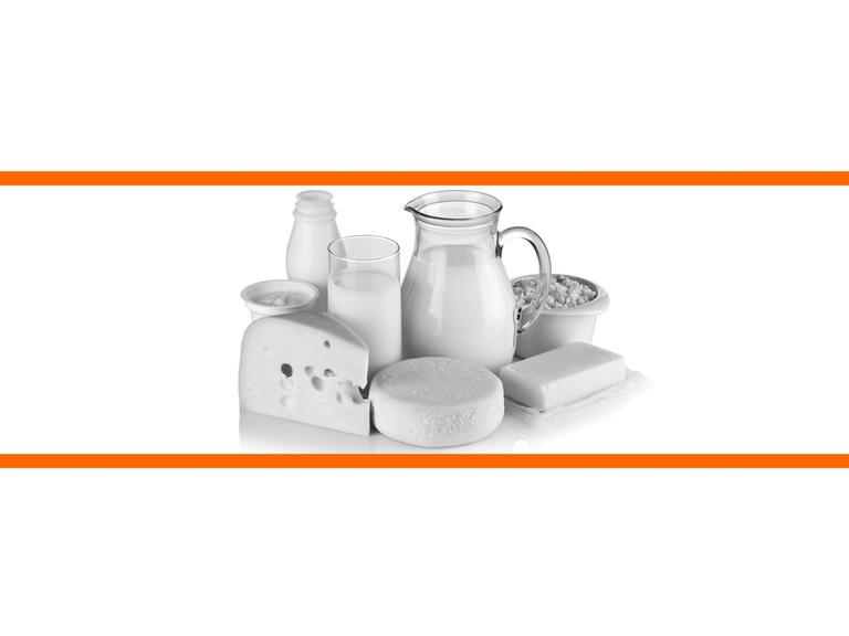 Schwarz-weißes Bild verschiedener Milchprodukte vor weißem Hintergrund im mittleren Drittel des Bildes. Die beiden weißen Bilddrittel oben und unten sind mit orangenen Streifen abgetrennt.