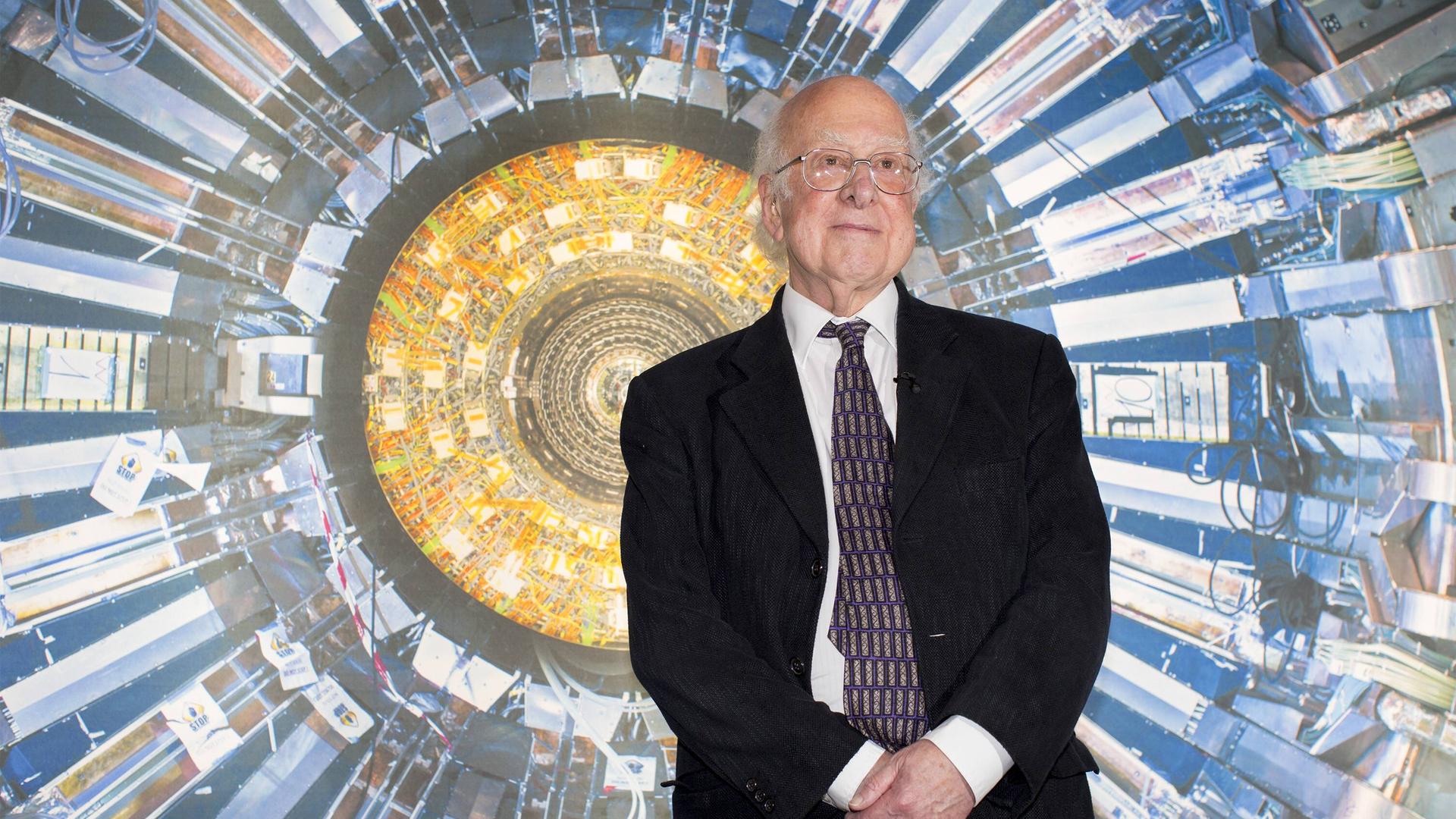 Der Nobelpreisträger Peter Higgs steht vor einer Abbildung des Forschungszentrums CERN bei einer Museumseröffnung in London.