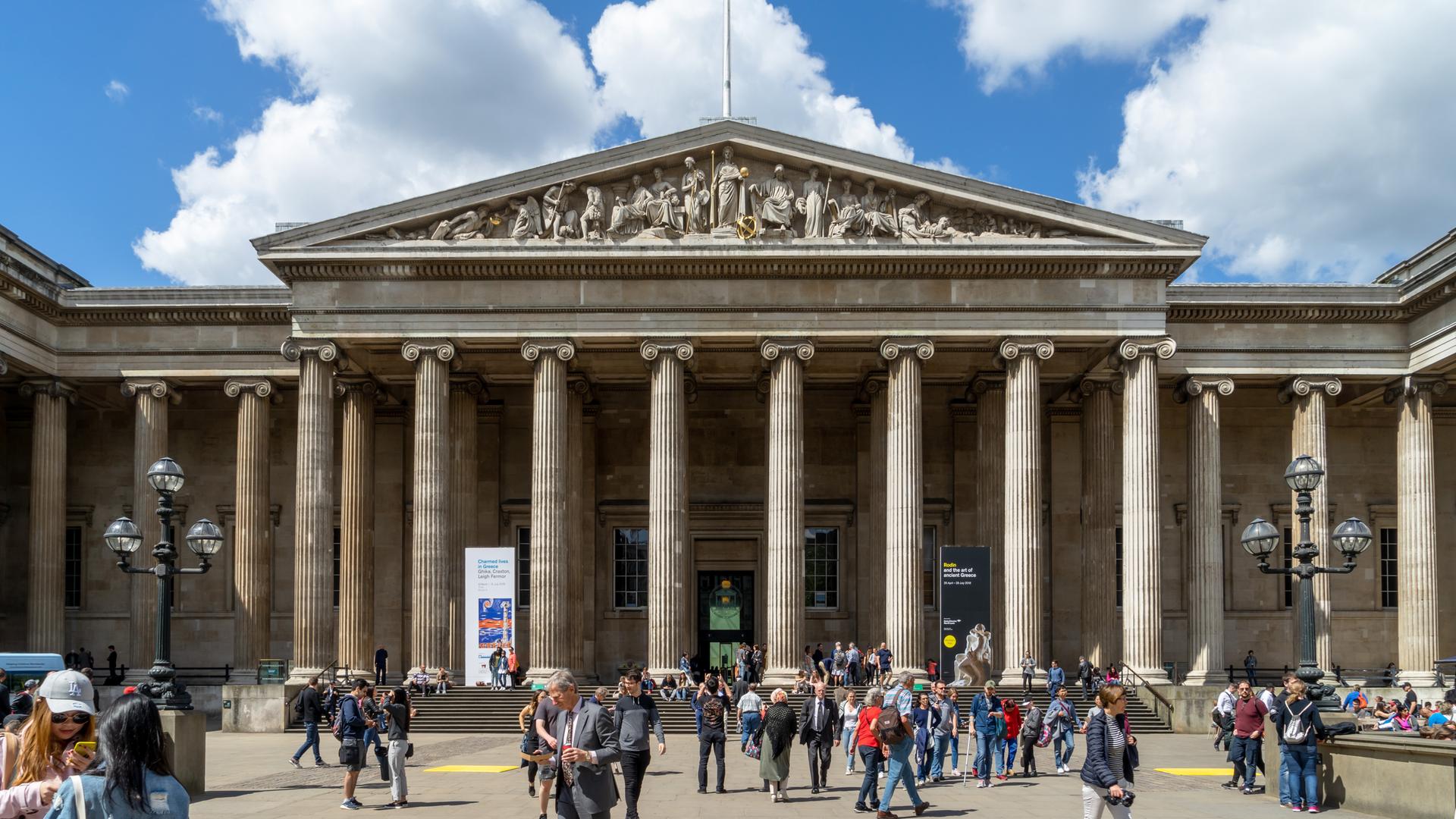 Menschen vor dem Eingang zum British Museum in London
