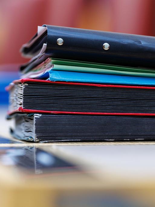 Mappen mit Akten liegen in einer Plenarsitzung des Bayerischen Landtags in München auf der Regierungsbank.