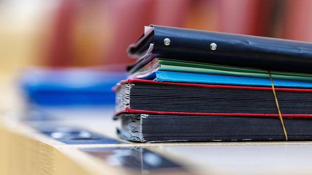 Mappen mit Akten liegen in einer Plenarsitzung des Bayerischen Landtags in München auf der Regierungsbank.