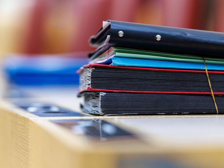 Mappen mit Akten liegen in einer Plenarsitzung des Bayerischen Landtags in München auf der Regierungsbank.