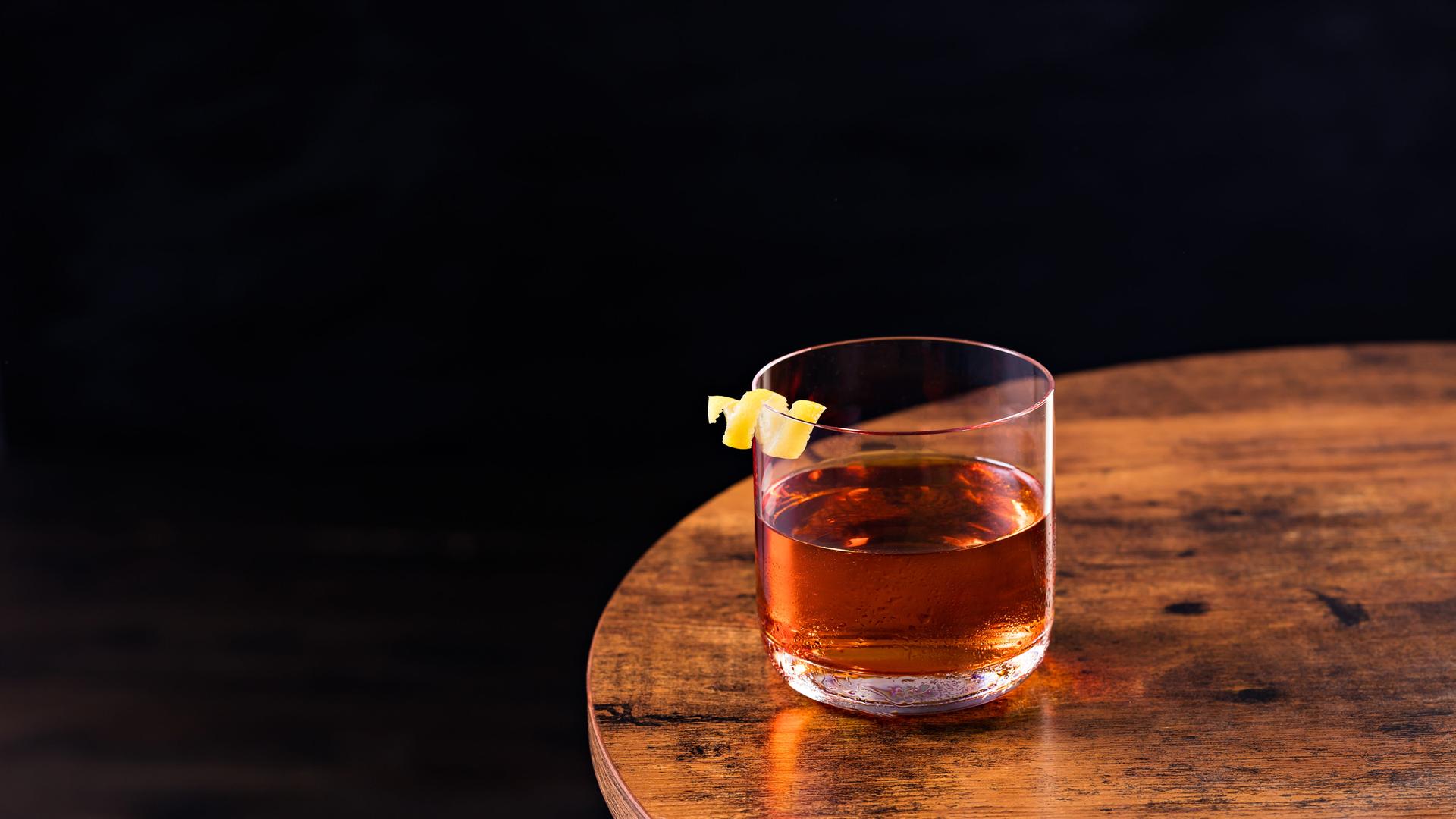 Whiskey Sazerac Cocktail auf einem Tisch.