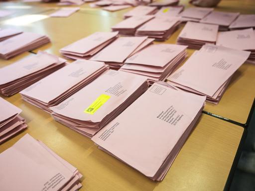 Briefwahlumschläge für die Landtagswahl in Sachsen-Anhalt liegen auf einem Tisch. 