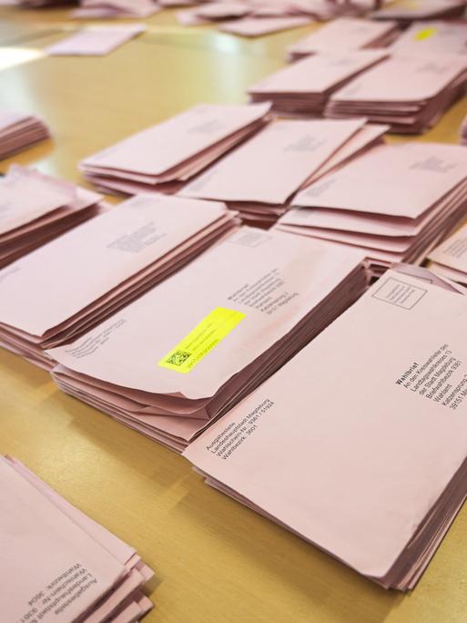 Briefwahlumschläge für die Landtagswahl in Sachsen-Anhalt liegen auf einem Tisch. 