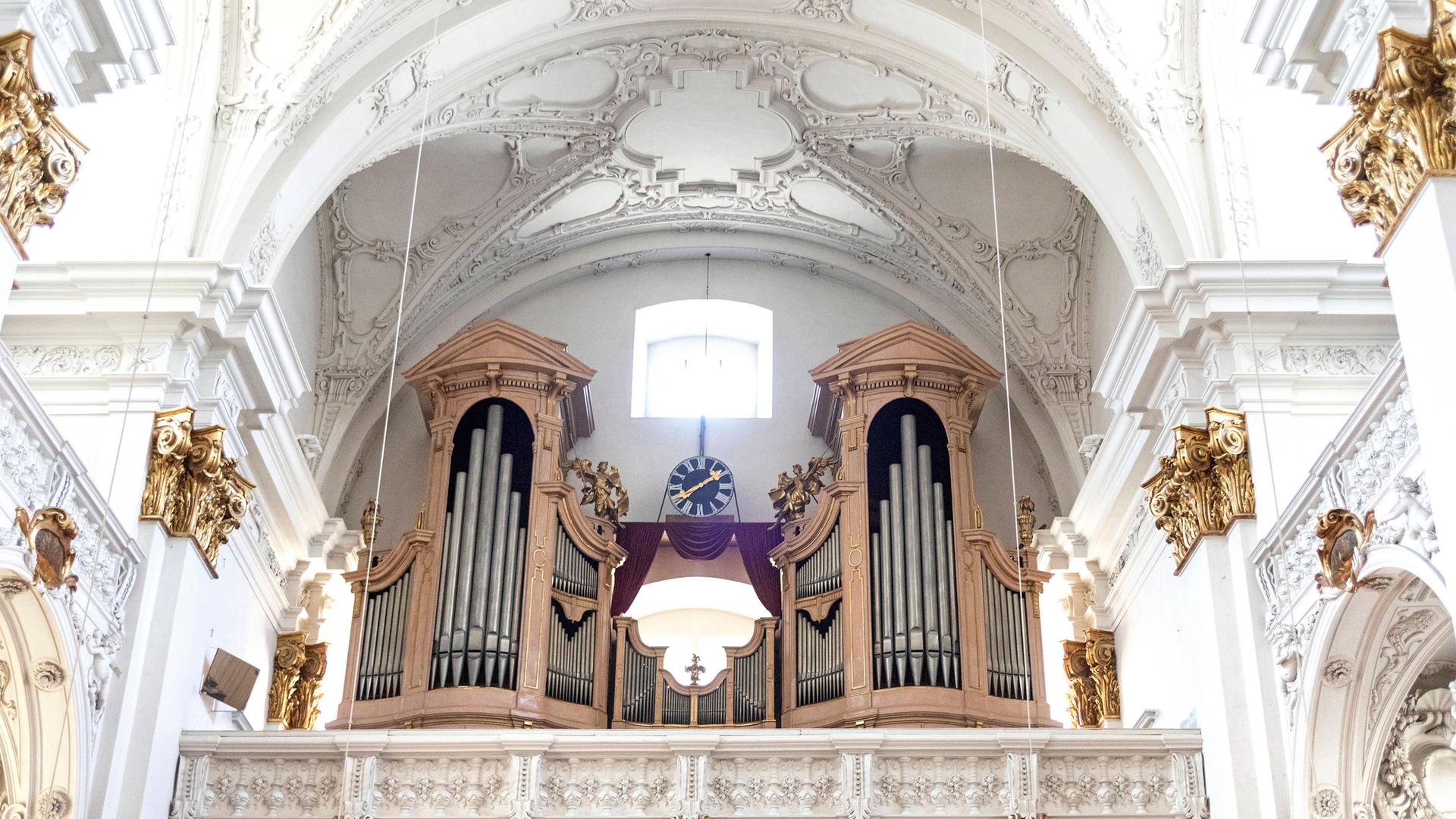 Die Vorderansicht eine Orgel, man sieht die großen silbernen Pfeifen. Die Orgel steht in einer großen Kirche in Linz. 