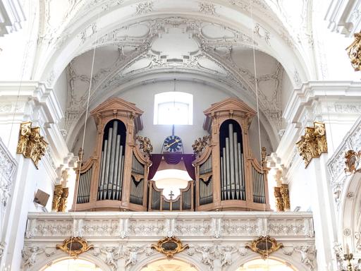 Die Vorderansicht eine Orgel, man sieht die großen silbernen Pfeifen. Die Orgel steht in einer großen Kirche in Linz. 