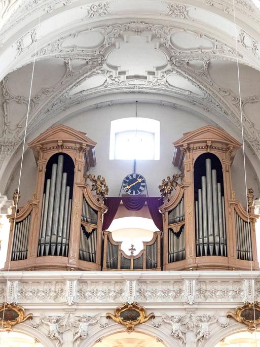 Die Vorderansicht eine Orgel, man sieht die großen silbernen Pfeifen. Die Orgel steht in einer großen Kirche in Linz. 
