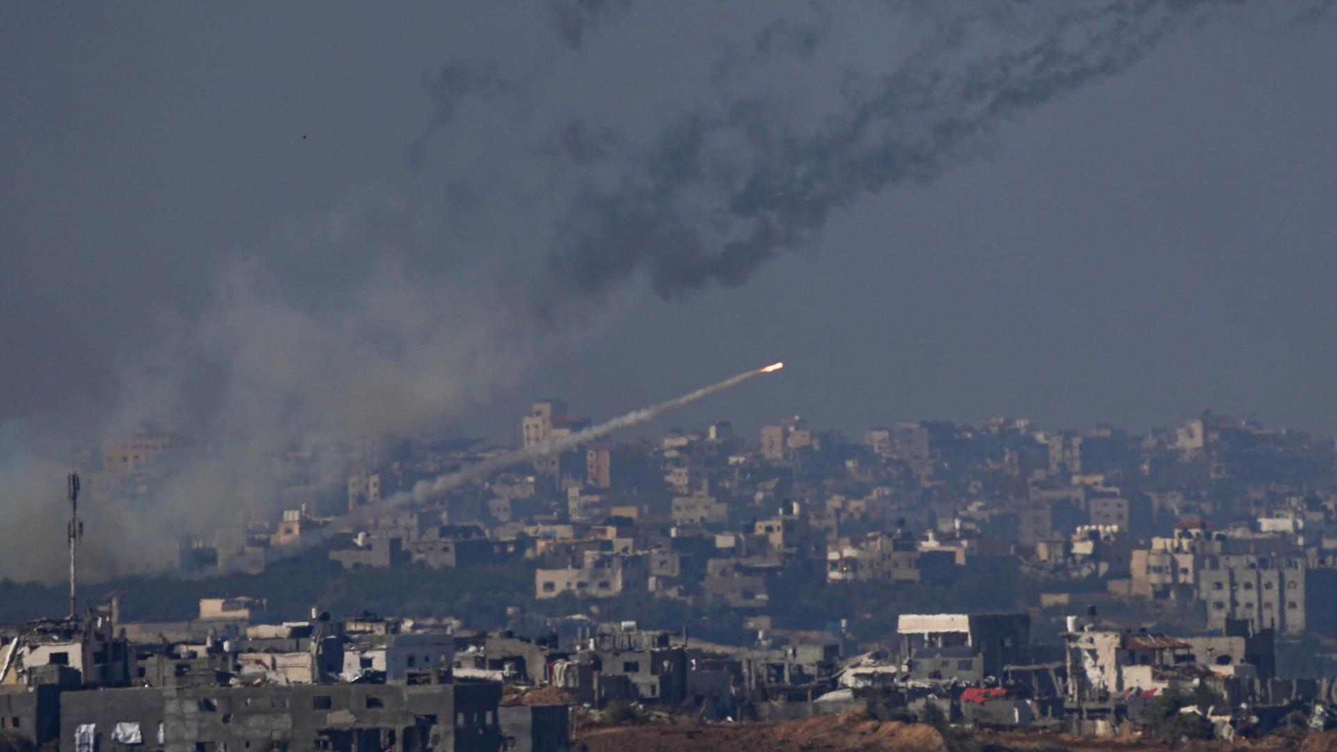 Vom Gazastreifen aus werden Raketen auf Israel abgefeuert, gesehen vom Süden Israels aus. Vom Gazastreifen aus werden Raketen auf Israel abgefeuert, gesehen vom Süden Israels aus.