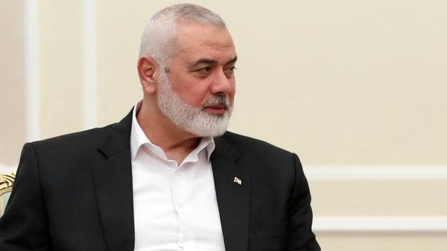 Teheran: Auf diesem vom iranischen Präsidialamt veröffentlichten Foto sitzt Hamas-Chef Ismail Hanija bei einem Treffen mit Präsident Masoud Pezeshkian im Präsidialamt.