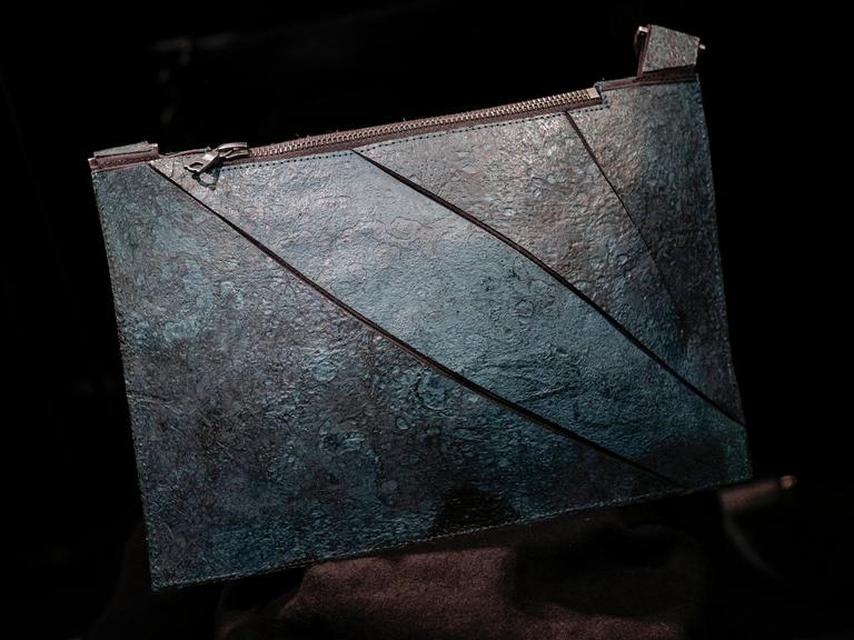 Das Auktionshaus Hotel Drouot in Paris stellte die erste Tasche aus "T-Rex-Leder" vor ihrer Versteigerung aus.
      
