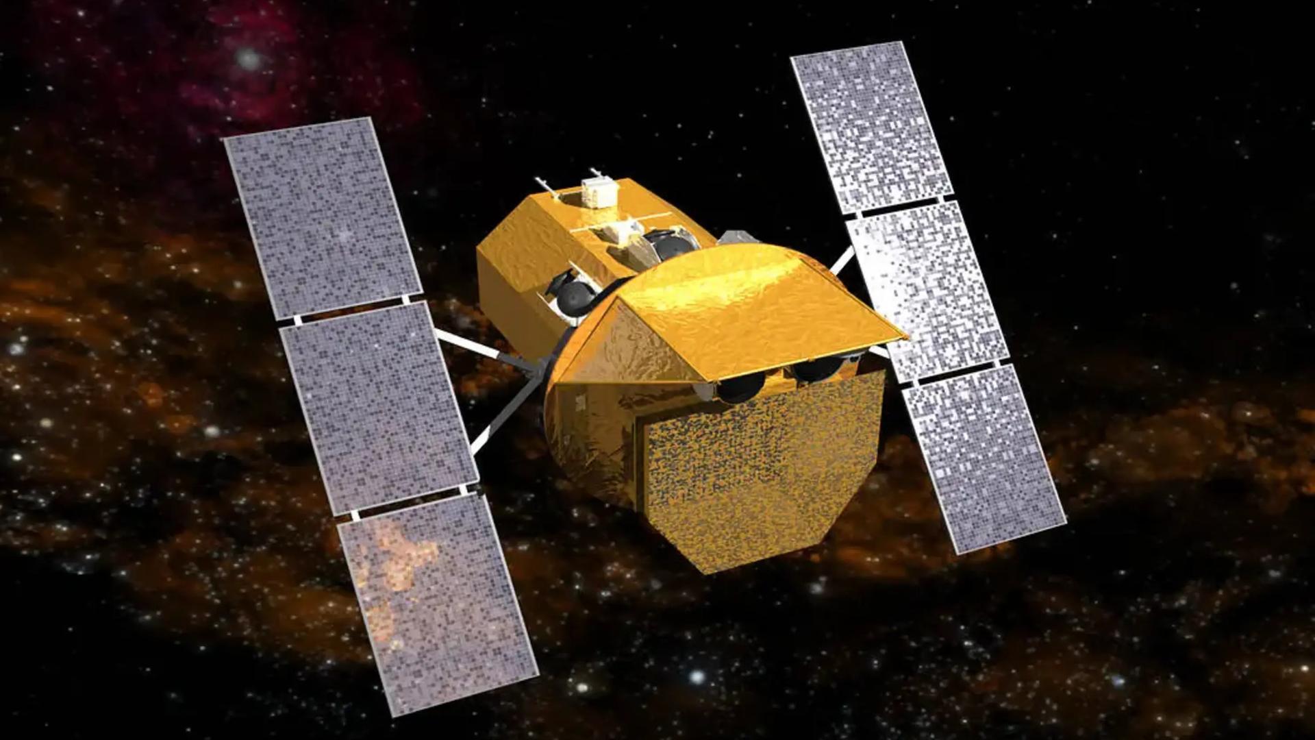 Ein goldfarbener Satellit mit großen Solarpaneelen, der im Weltall vor einem sternenreichen Hintergrund schwebt