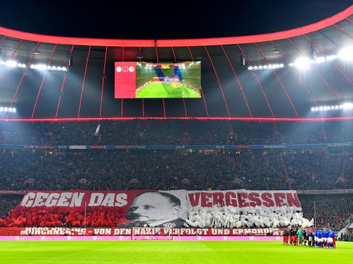 Choreographie von Bayern-Fans gegen das Vergessen zum Gedenken an die Opfer des Holocaust.
