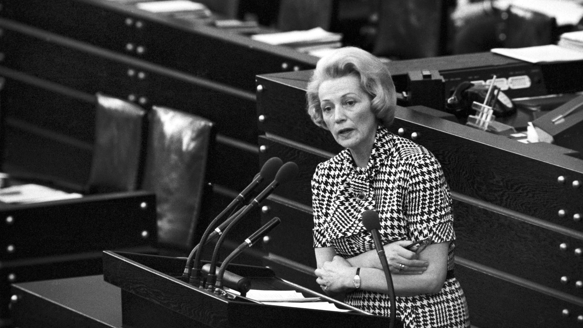 Bundestagspräsidentin Annemarie Renger am Rednerpult im Deutschen Bundestag in Bonn während einer Haushaltsdebatte am 21.05.1974. Bundestagspräsidentin Annemarie Renger am Rednerpult im Deutschen Bundestag in Bonn während einer Haushaltsdebatte am 21.05.1974.
