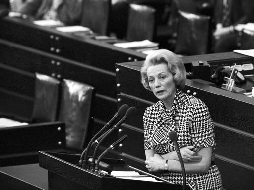 Bundestagspräsidentin Annemarie Renger am Rednerpult im Deutschen Bundestag in Bonn während einer Haushaltsdebatte am 21.05.1974.
