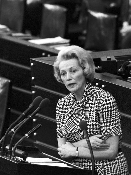 Bundestagspräsidentin Annemarie Renger am Rednerpult im Deutschen Bundestag in Bonn während einer Haushaltsdebatte am 21.05.1974. Bundestagspräsidentin Annemarie Renger am Rednerpult im Deutschen Bundestag in Bonn während einer Haushaltsdebatte am 21.05.1974.