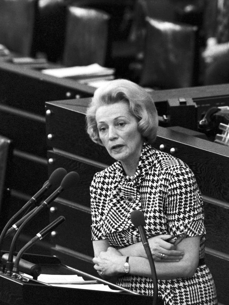 Bundestagspräsidentin Annemarie Renger am Rednerpult im Deutschen Bundestag in Bonn während einer Haushaltsdebatte am 21.05.1974.