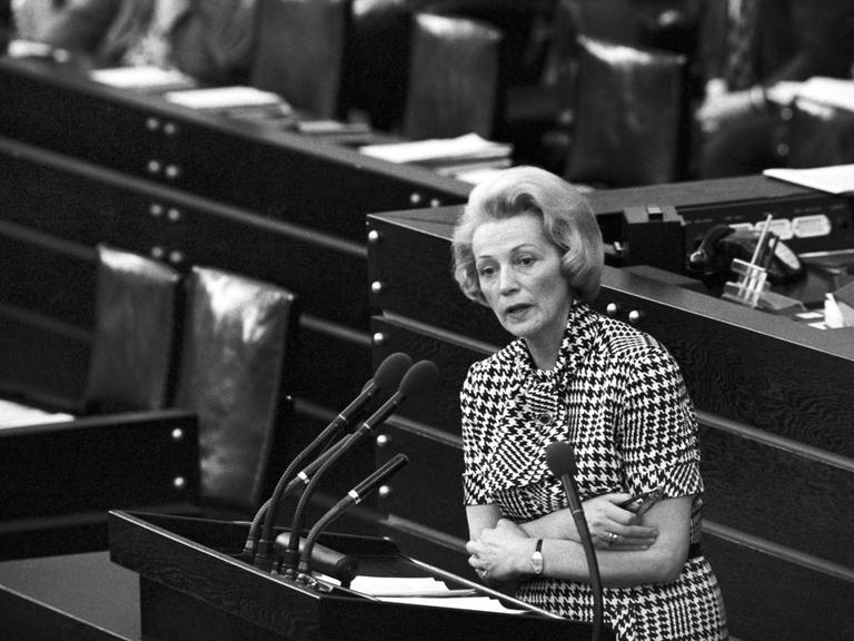 Bundestagspräsidentin Annemarie Renger am Rednerpult im Deutschen Bundestag in Bonn während einer Haushaltsdebatte am 21.05.1974. Bundestagspräsidentin Annemarie Renger am Rednerpult im Deutschen Bundestag in Bonn während einer Haushaltsdebatte am 21.05.1974.