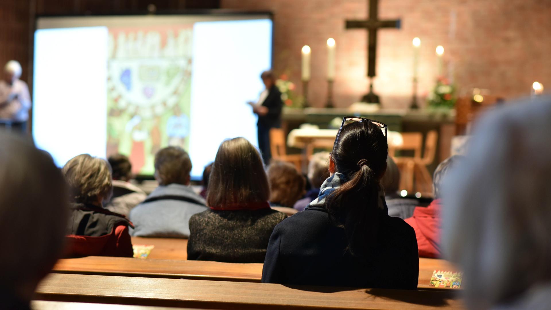 In einer Kirche nehmen Frauen an einer Messe am Weltgebetstag teil.