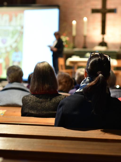 In einer Kirche nehmen Frauen an einer Messe am Weltgebetstag teil.