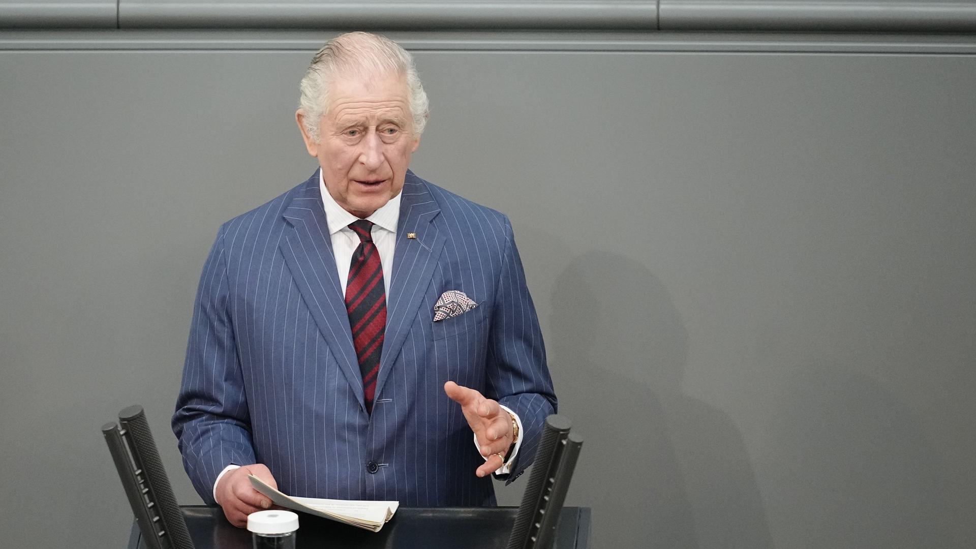Berlin: König Charles III. von Großbritannien spricht am zweiten Tag seiner Deutschlandreise im Bundestag. Noch vor seiner Krönung im Mai 2023 besuchen der britische König und die Königsgemahlin für drei Tage Deutschland.