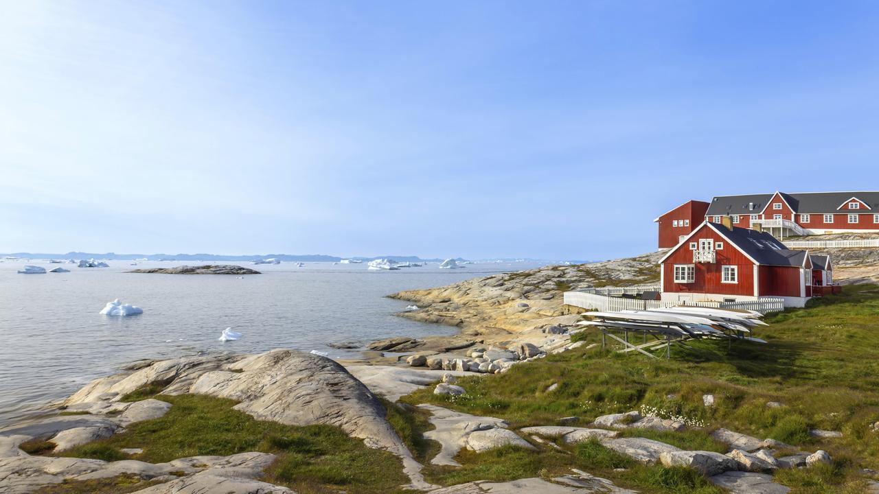 Farbige Häuser in der Nähe von Fjorden und Eisbergen