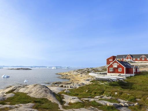 Farbige Häuser in der Nähe von Fjorden und Eisbergen Farbige Häuser in der Nähe von Fjorden und Eisbergen