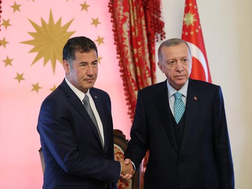 Der türkische Präsident Recep Tayyip Erdogan (re.) und Sinan Ogan (li.), Kandidat eines ultranationalistischen Parteienbündnisses bei einem Treffen vor der Stichwahl in Istanbul. 